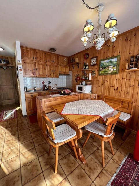 Kitchen or kitchenette, Dining area, stove