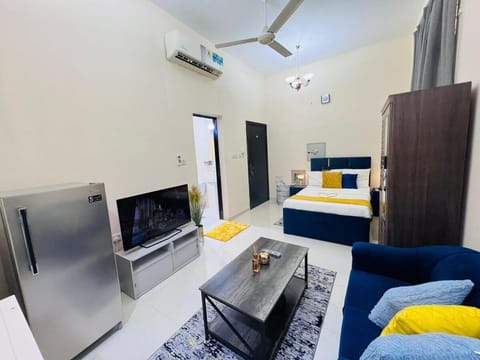 Communal lounge/ TV room, Bed, TV and multimedia, Seating area, Evening entertainment, Bedroom, air conditioner