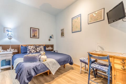 Bed, TV and multimedia, Photo of the whole room, Seating area, Bedroom