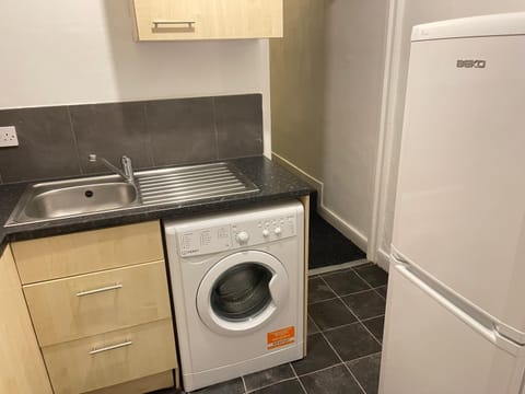 Easystays Nice Comfy Basic Home Sleeps 12 Apartment in Leicester