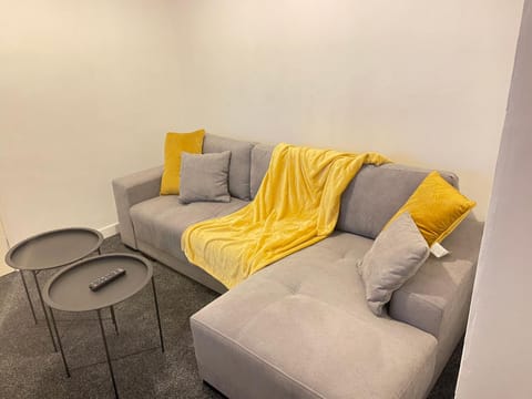 Easystays Nice Comfy Basic Home Sleeps 12 Apartment in Leicester