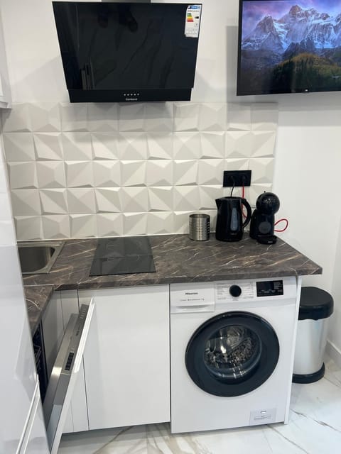 Coffee/tea facilities, Kitchen or kitchenette, stove, washing machine