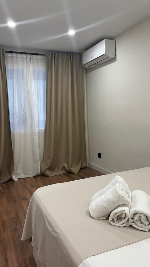 Bed, Photo of the whole room, Bedroom, air conditioner