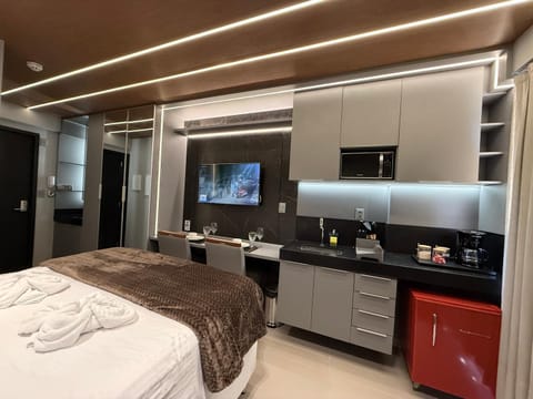 Bed, TV and multimedia, Kitchen or kitchenette, Photo of the whole room, Bedroom, minibar