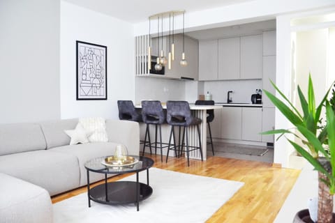 Coffee/tea facilities, Kitchen or kitchenette, Living room, Seating area, Dining area, minibar