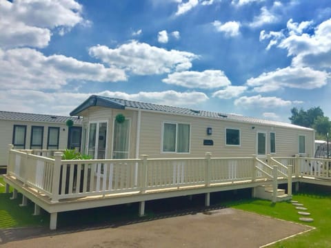 Luxury Caravan with Hot tub on Tattershall lakes Campground/ 
RV Resort in Tattershall