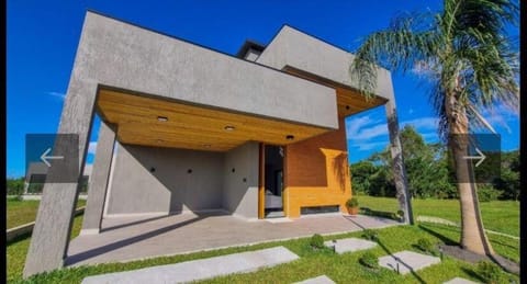 Property building, Facade/entrance, Day, Garden, Garden view, Parking