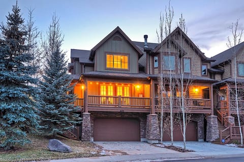 Large 3 BR - Sleep 8, Gourmet Kitchen, Beautiful Master, Large Balcony, Amazing Views! House in Summit Park