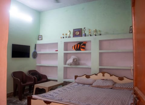 Bed, TV and multimedia, Photo of the whole room, Bedroom