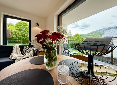 Day, Natural landscape, Living room, Seating area, Dining area, Mountain view