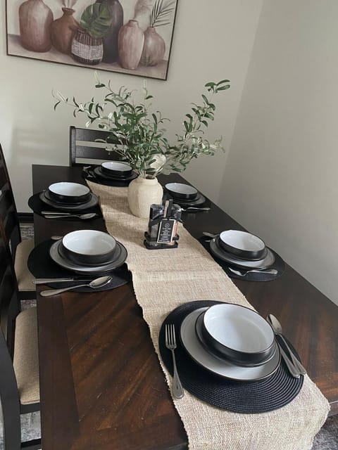 Cozy 3 Bedroom House Near DFW Apartment in Bedford