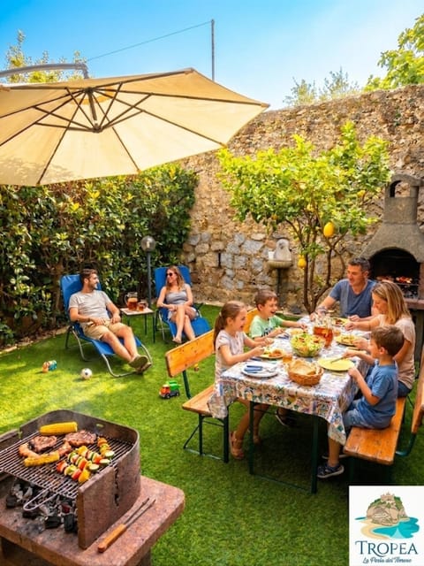 Garden view, group of guests, Family