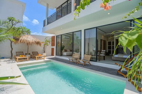 Property building, Swimming pool, sunbed