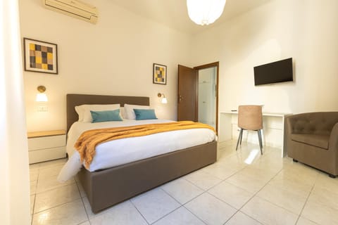 Bed, TV and multimedia, Photo of the whole room, Decorative detail, Bedroom