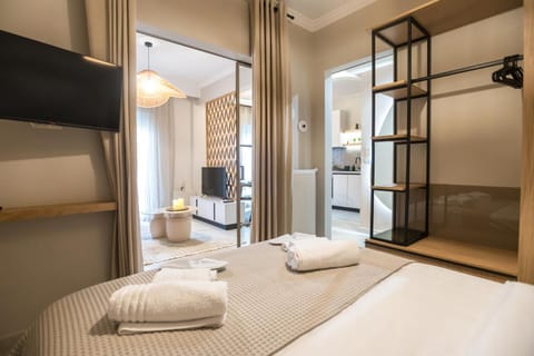 Bed, TV and multimedia, Bedroom, towels