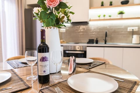 Kitchen or kitchenette, Dining area