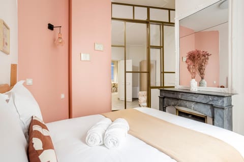 Bed, Bedroom, towels