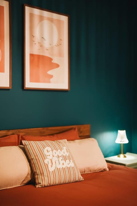 Bed, TV and multimedia, Photo of the whole room, Seating area, Bedroom