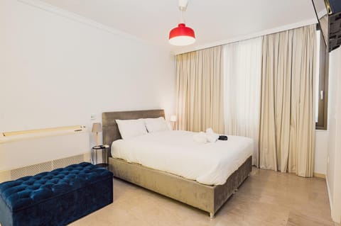 Bed, TV and multimedia, Bedroom