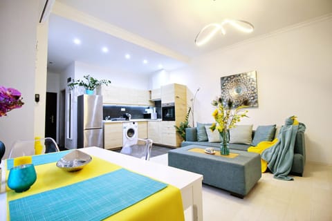 TV and multimedia, Kitchen or kitchenette, Living room, Seating area, Dining area