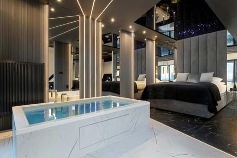 Bed, Photo of the whole room, Bedroom, Bath, towels