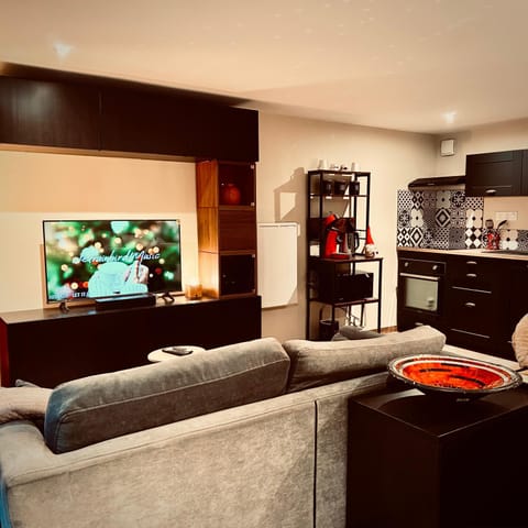 TV and multimedia, Coffee/tea facilities, Kitchen or kitchenette, Living room, Seating area, Dining area, oven, stove, toaster