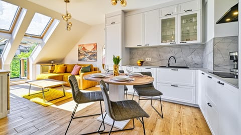 Coffee/tea facilities, Balcony/Terrace, Kitchen or kitchenette, Living room, Seating area, Dining area, dishwasher, stove, toaster