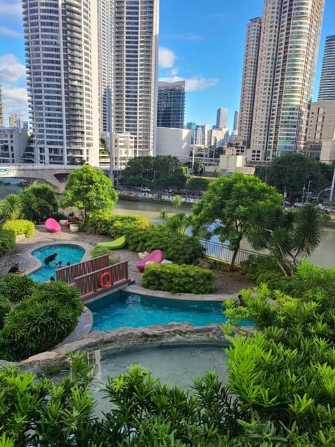Day, Swimming pool