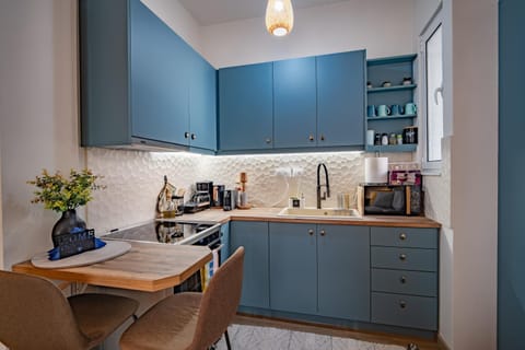 Coffee/tea facilities, Kitchen or kitchenette, stove