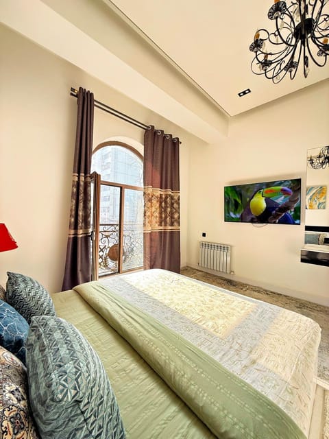 TV and multimedia, View (from property/room), Bedroom, City view