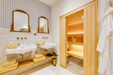 Bathroom, Spa and wellness centre/facilities