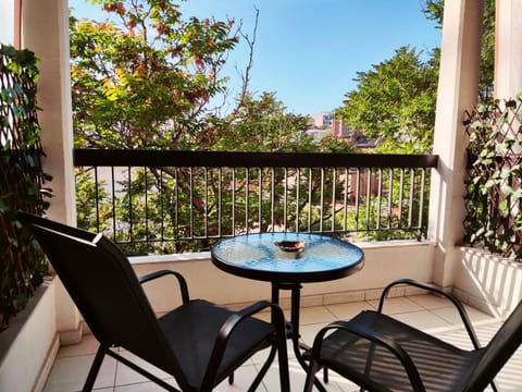 Zen Central Studio with Balcony and WiFi fiber Apartment in Thessaloniki