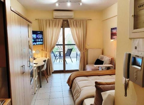 Zen Central Studio with Balcony and WiFi fiber Apartment in Thessaloniki