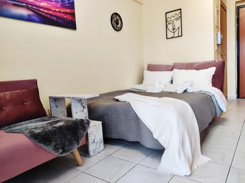 Zen Central Studio with Balcony and WiFi fiber Apartment in Thessaloniki