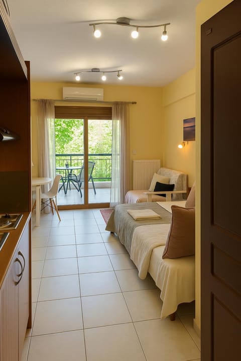 Zen Central Studio with Balcony and WiFi fiber Apartment in Thessaloniki