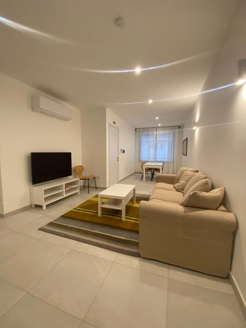 TV and multimedia, Living room, Seating area, Evening entertainment, air conditioner