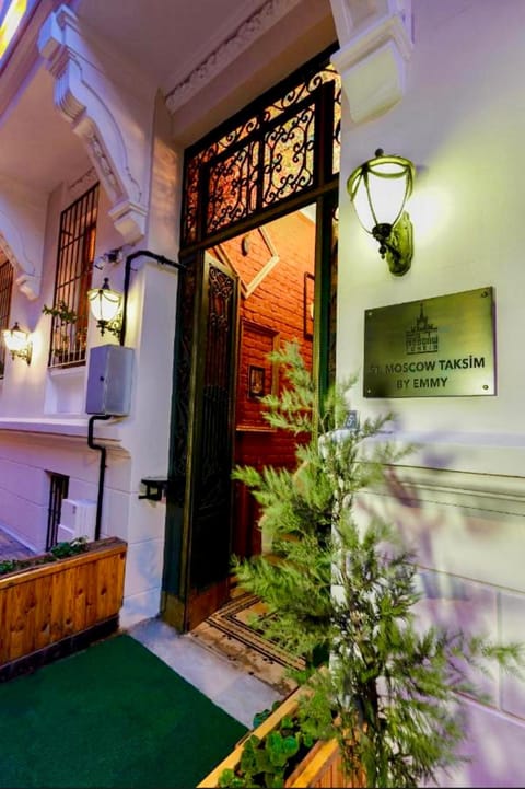 Facade/entrance