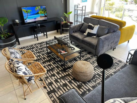 The Salty Whale - 3BD APT - Central Sea Views Apartment in Plettenberg Bay