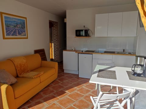 Living room, Dining area, stove