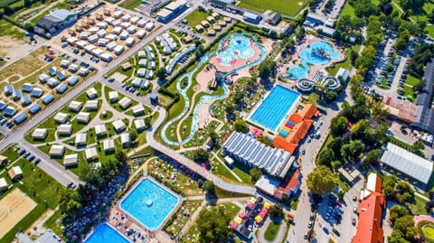 Restaurant/places to eat, Bird's eye view, Swimming pool