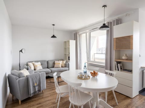 Kitchen or kitchenette, Living room, Seating area, Dining area