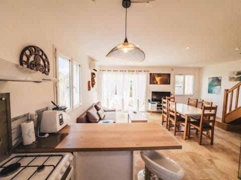 TV and multimedia, Living room, Dining area, stove