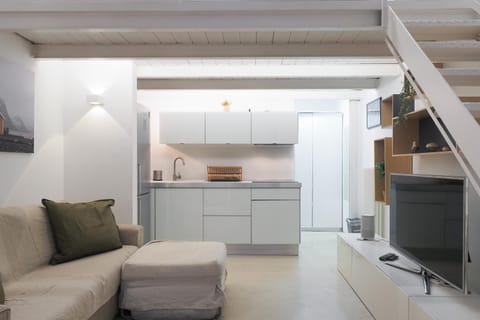 TV and multimedia, Kitchen or kitchenette, Living room, Seating area