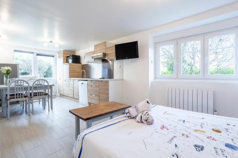 Property building, Kitchen or kitchenette, Living room
