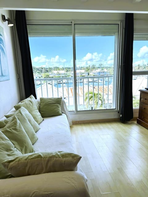 Natural landscape, TV and multimedia, Living room, Seating area, Sea view