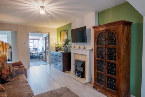 Communal lounge/ TV room, TV and multimedia, Living room, Seating area, Evening entertainment