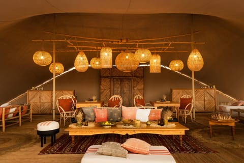 Restaurant/places to eat, Food and drinks, Seating area, Dining area, Food