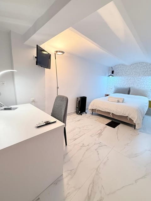 Bed, TV and multimedia, Photo of the whole room, Bedroom