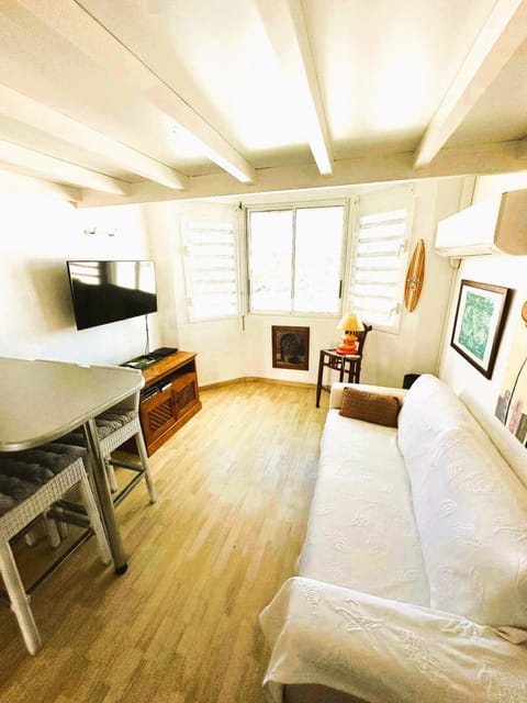 TV and multimedia, View (from property/room), Living room, Seating area, Sunset, concierge