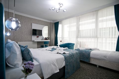 Bed, Property logo or sign, Property logo or sign, Bird's eye view, Bathroom, TV and multimedia, Balcony/Terrace, Balcony/Terrace, Seating area, City view, Parking, hair dryier, internet, safe, towels, elevator, air conditioner